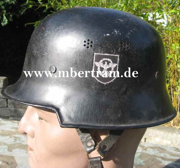 Original Feuerlöschpolizei Stahlhelm, erneuerte Abzeichen.