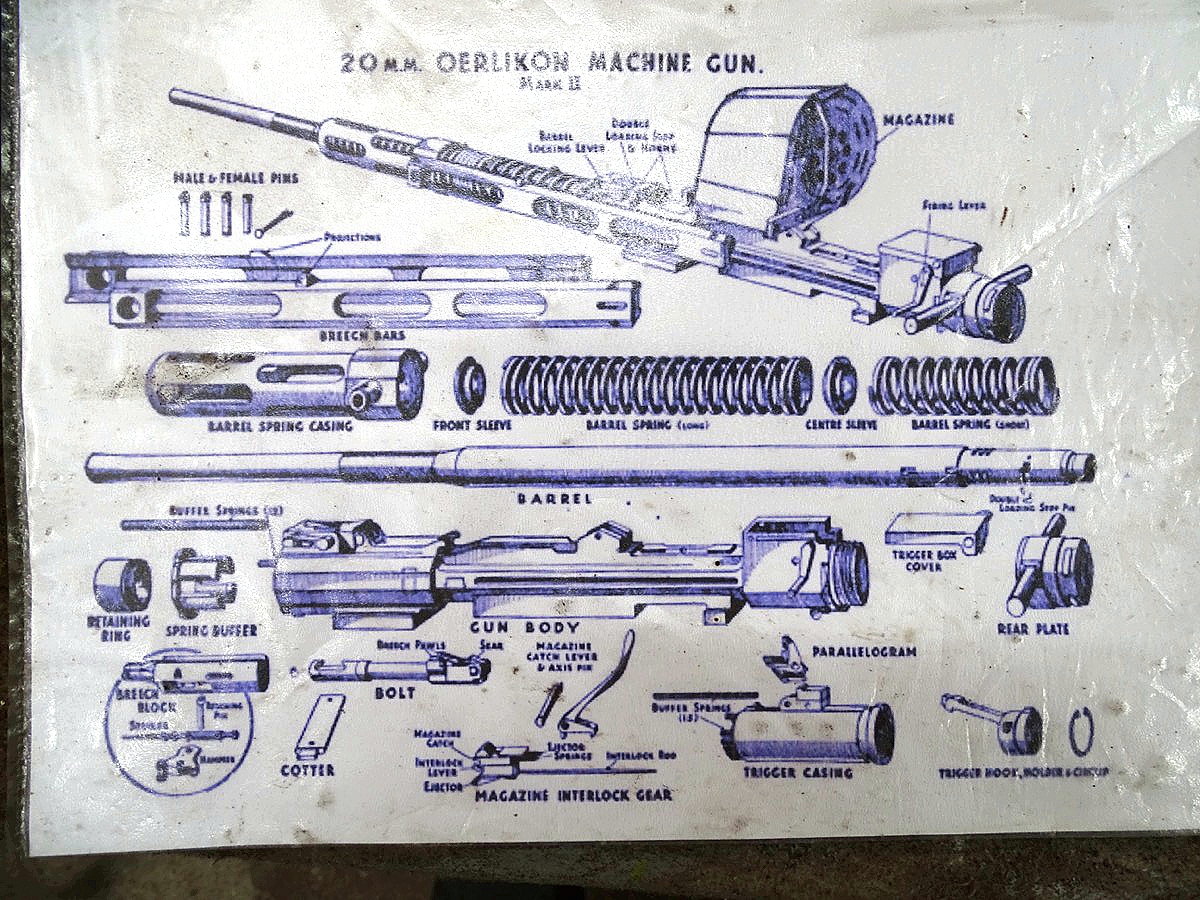 Deaktivierte 20 mm Oerlikon Flak MK 2, 1943, getarnte Behelfslafette, Wehrmachts Beutekanone, 1 Magazin, ( Nr. S-33141)
