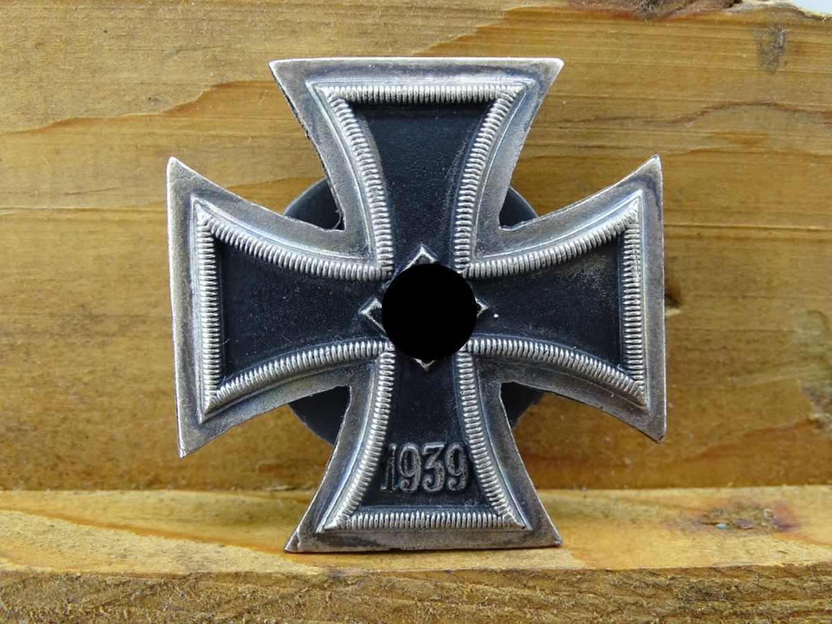 Replik: Eisernes Kreuz 1. Klasse 1939 mit Schraubscheibe in Etui. Mit schöner dunkler Patina