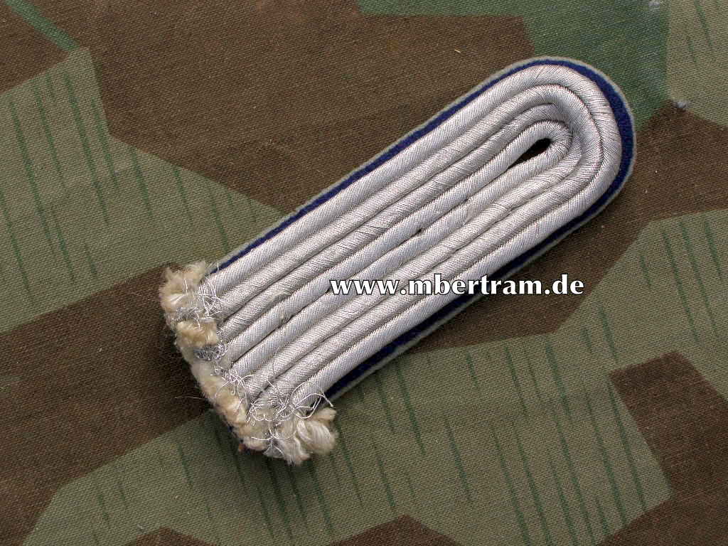 Wehrmachts Schulterklappe Arzt der Reserve, Rang Leutnant. Blaue Paspel