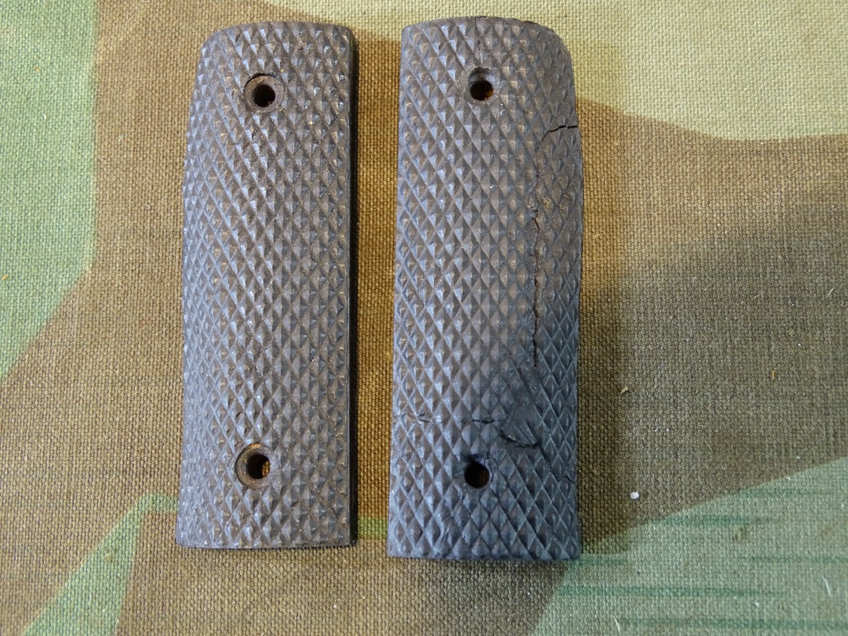 2 Griffschalen für Wehrmachts Extra Seitengewehr KS 98, Eickhorn, Bastlerstücke, eine defekt