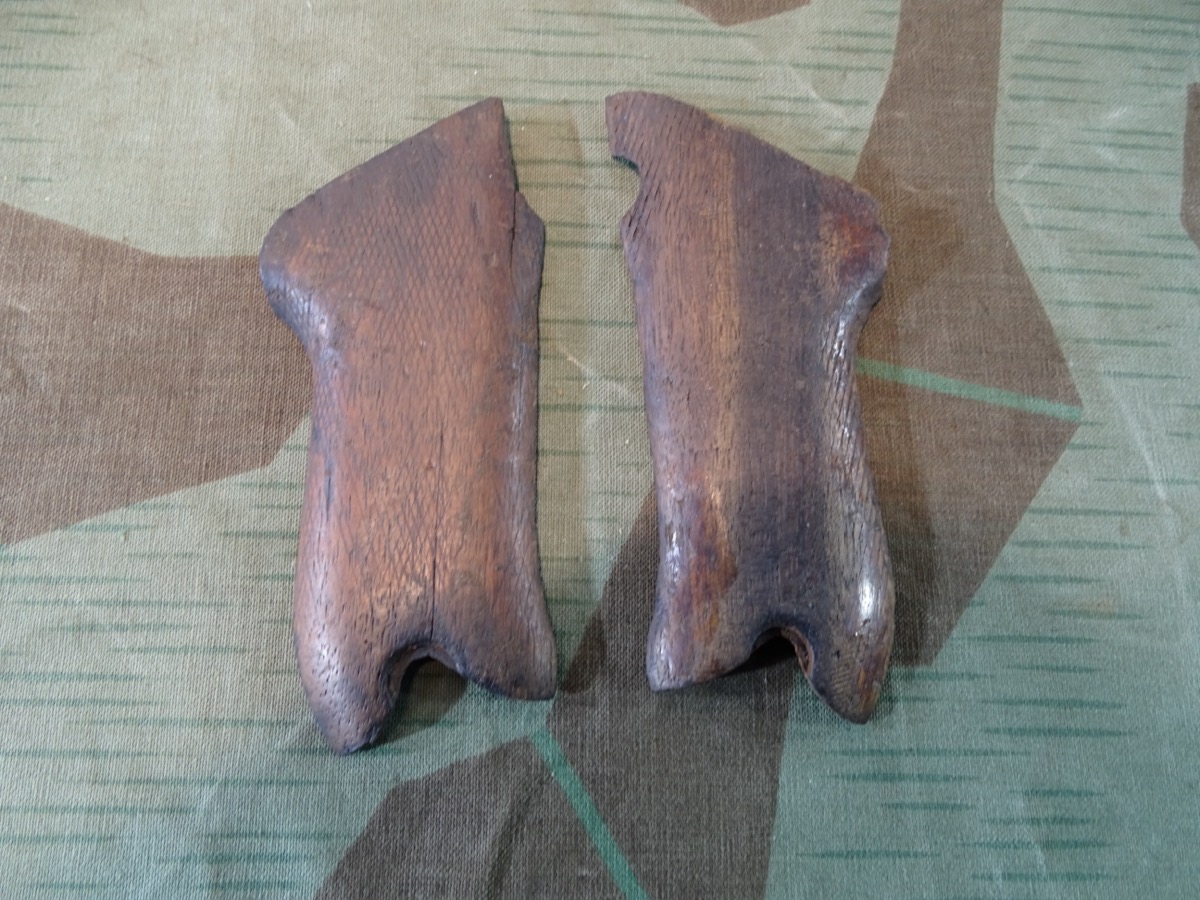 Pärchen originale Holz Griffschalen für P 08, stark getragen 