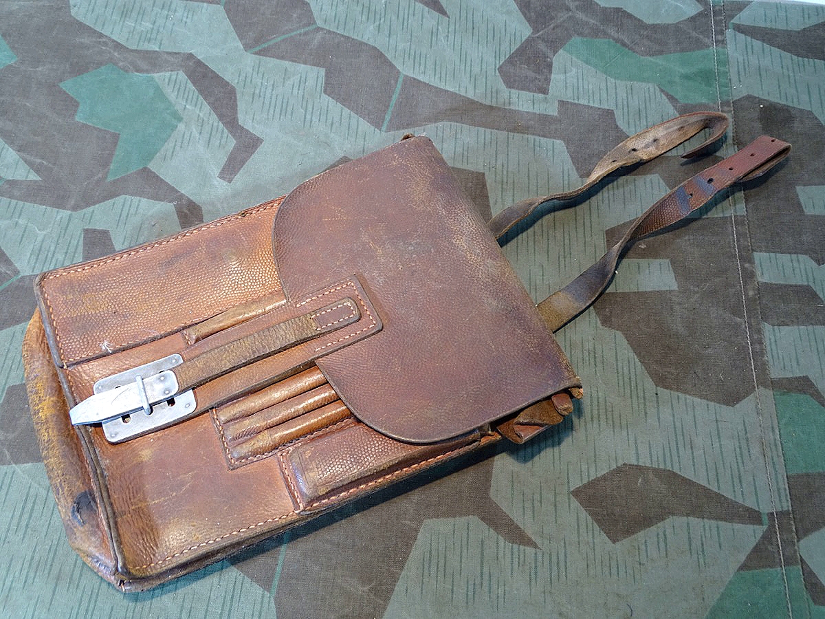 Luftwaffe / Kriegsmarine : Braune, genarbte Kartentasche der Wehrmacht mit diversem Inhalt