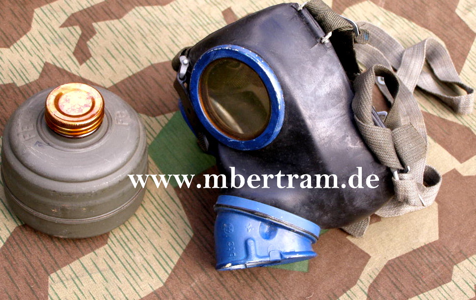 WH schwarze Gasmaske,.1944, blaues Metall, Filter "FE 41" mit 2 Deckeln, Gr. 2