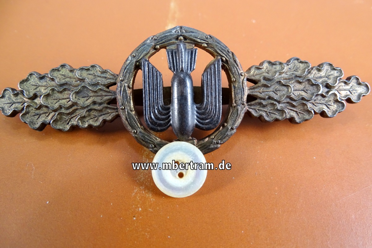 Frontflugspange für Kampfflieger i. Bronze Buntmetall, Bombe brüniert, Hst.: "F&amp;BL"