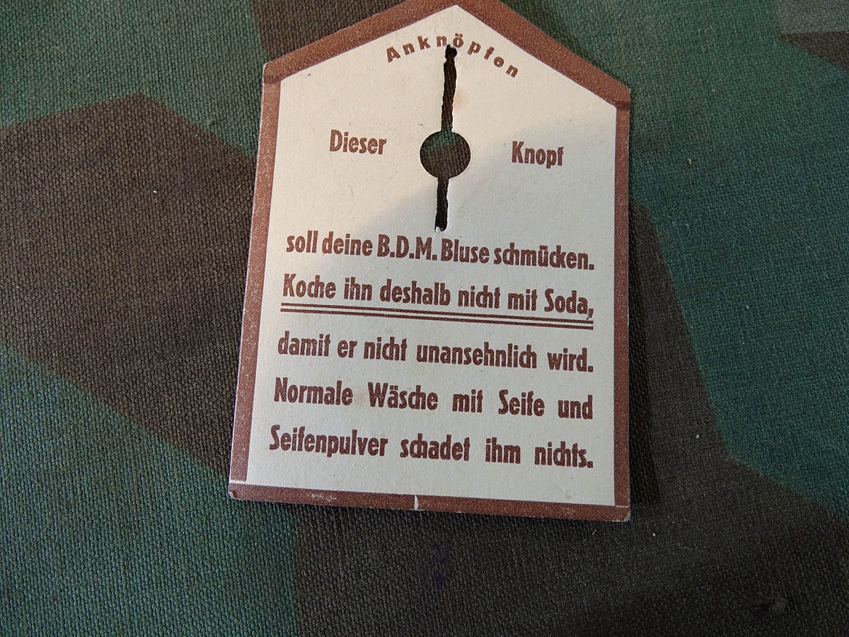 Verkaufsetikett " Dieser Knopf soll Deine BDM Bluse schmücken " - nicht mit Soda kochen…