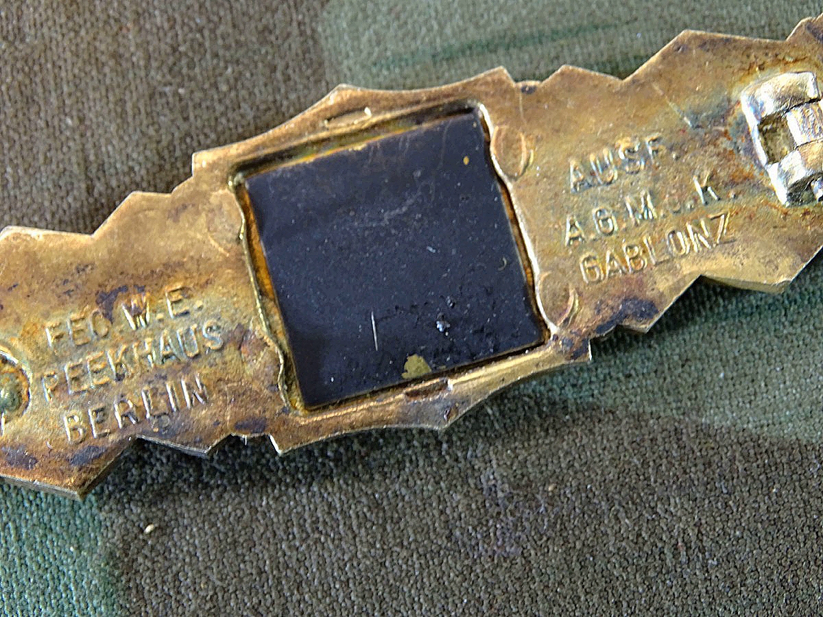 Replik: Nahkampfspange des Heeres in Gold, Hst.: Peekhaus Berlin-  Ausf. AGMu.K Gablonz. 