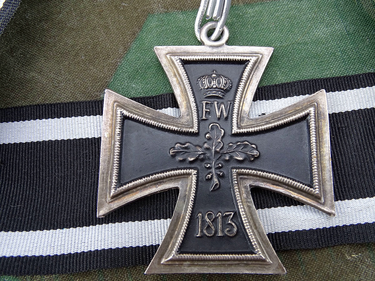 Replik: Großkreuz zum Eisernen Kreuz 1914, mit schöner dunkler Patina, Mit Bandabschnitt