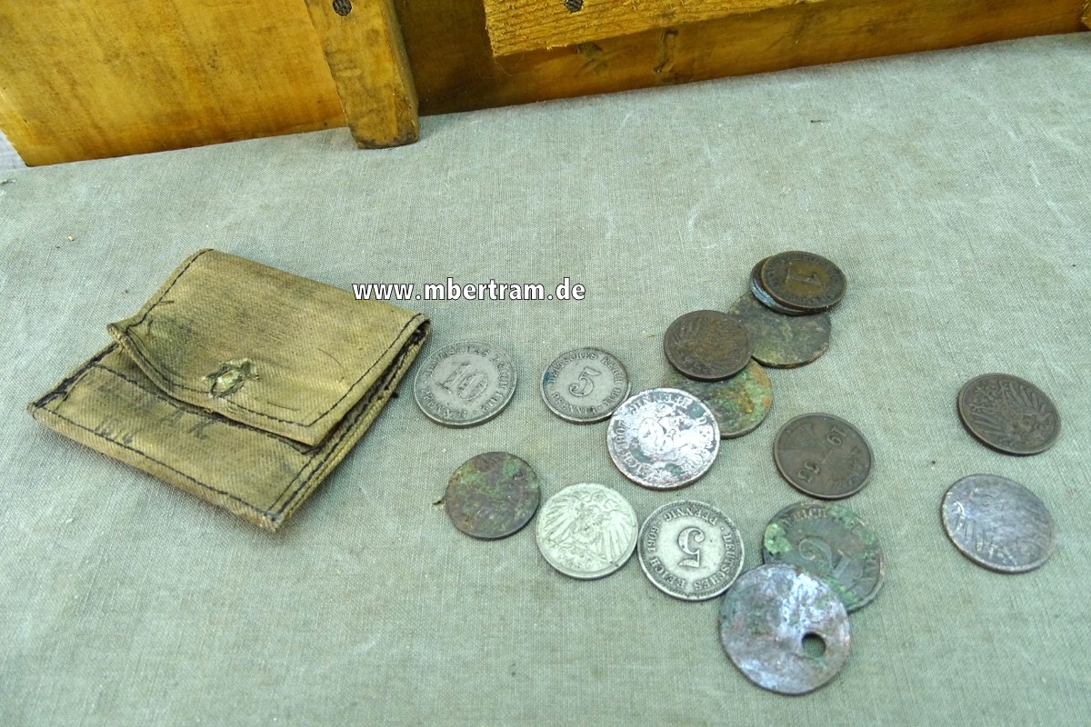 Kleine Geldbörse eines deutschen Soldaten des 1. Weltkriegs mit 16 Münzen. 1914