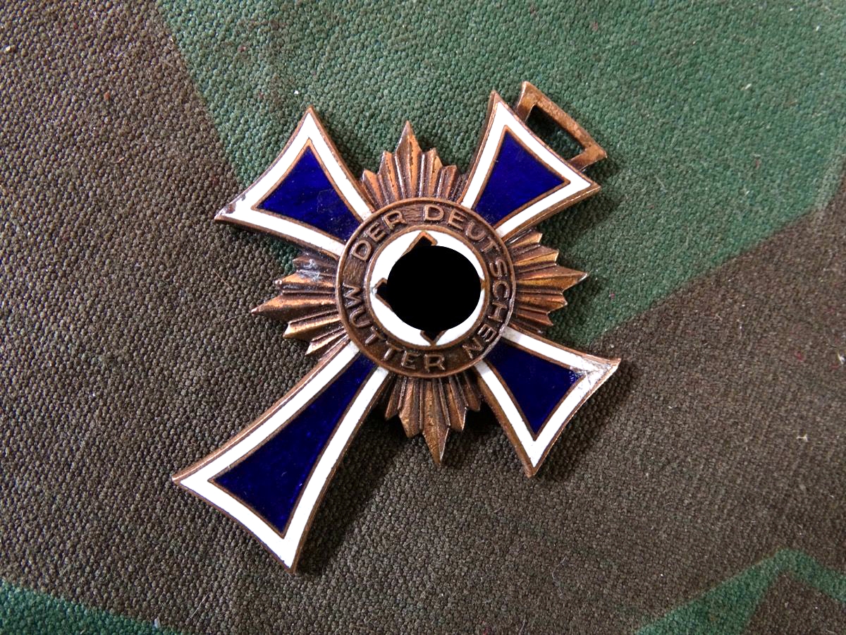 Mutterkreuz / Ehrenkreuz der Deutschen Mutter in Bronze. Mutterkreuz III.Stufe. Emaillechips