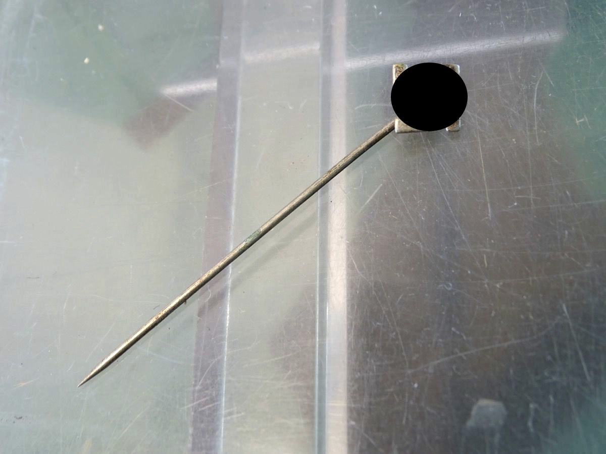 NS Sympathisanten Anstecker, kleines HK an langer Nadel, Buntmetall, versilbert. 