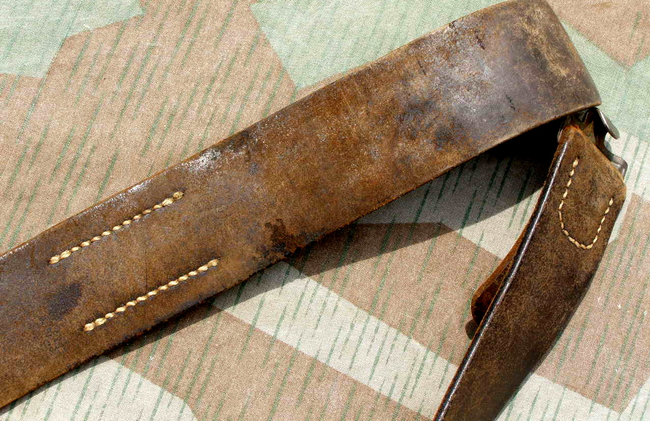 10055-19 SELTENES EXTREM SPÄTES SS Koppelschloß mit Riemen
