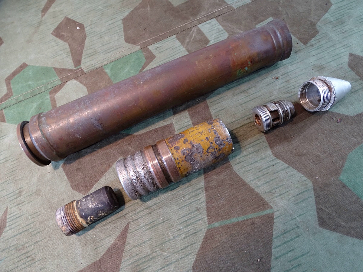 Frühe 3,7 cm Flak Deko Spreng Patrone, Messinghülse, Geschoss Originalfarbe, Leuchtspurhülse, Aluzünder Frühe 3,7 cm Flak Deko Spreng Patrone, Messinghülse, Geschoss Originalfarbe, Leuchtspurhülse, Aluzünder