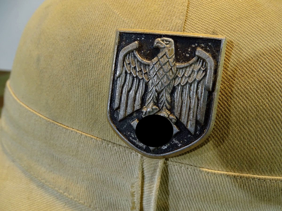 Französicher Tropenhelm aus Vorkriegszeit, genutzt als Beutehelm bei der Kriegsmarine/ Afrika Korps Französicher Tropenhelm aus Vorkriegszeit, genutzt als Beutehelm bei der Kriegsmarine/ Afrika Korps
