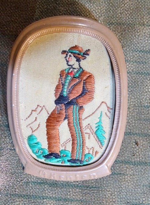 WHW - 6. WHW 1938 , " Trachten der Ostmark ", "Mann Kärnten",  gewebt, Metallrahmen