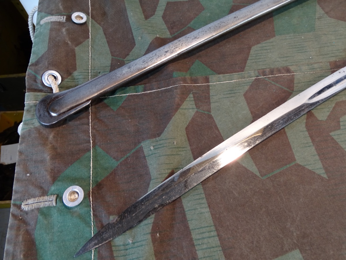 Früher (Ulanen ?) oder Artillerie Säbel, 2 Scheidenringe. Mit Ätzung 1891-94 Früher (Ulanen ?) oder Artillerie Säbel, 2 Scheidenringe. Mit Ätzung 1891-94