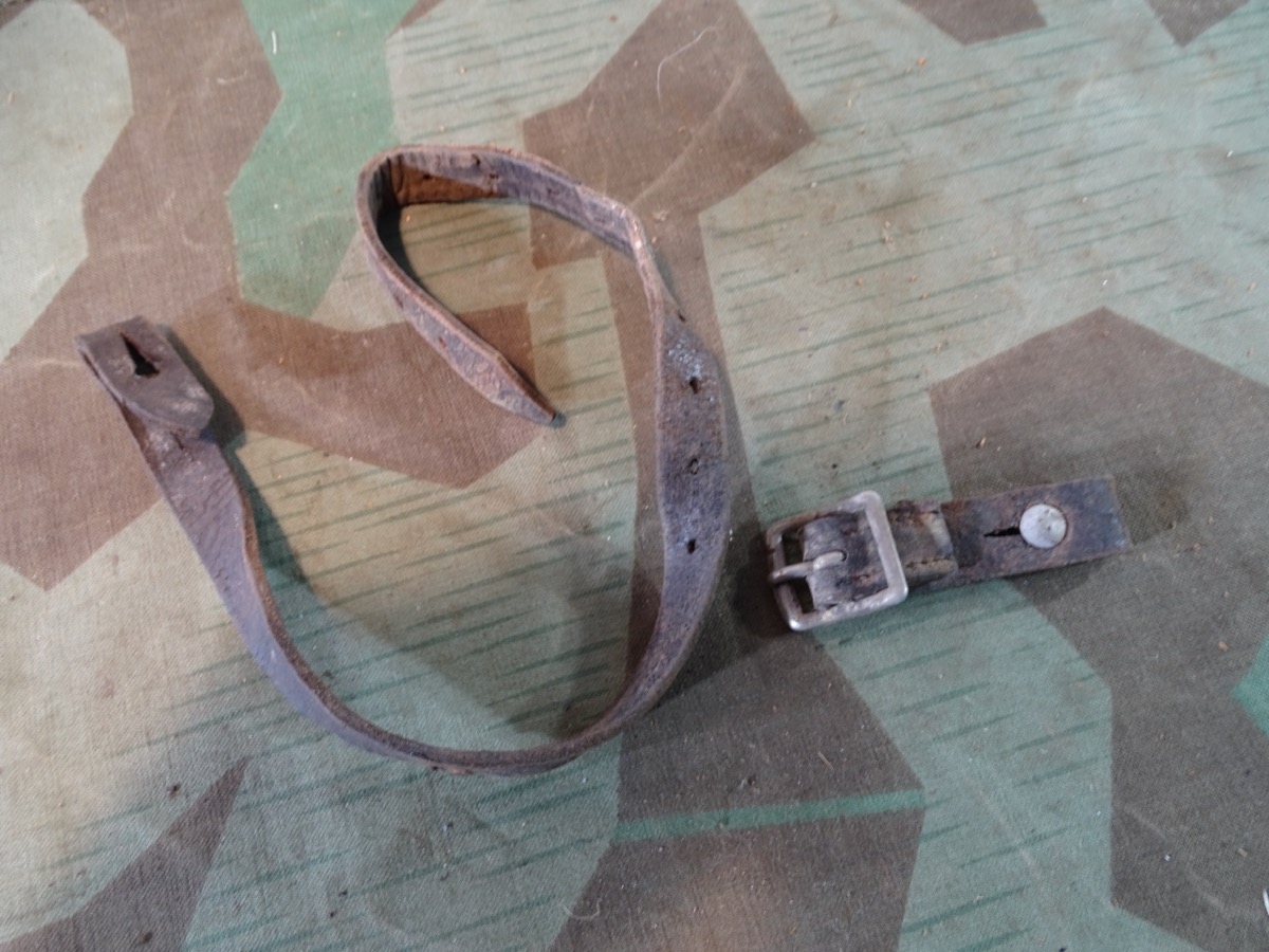 Stahlhelm Kinriemen, Wehrmacht , Aluminiumschließe, getragen, mit beiden Knöpfnieten