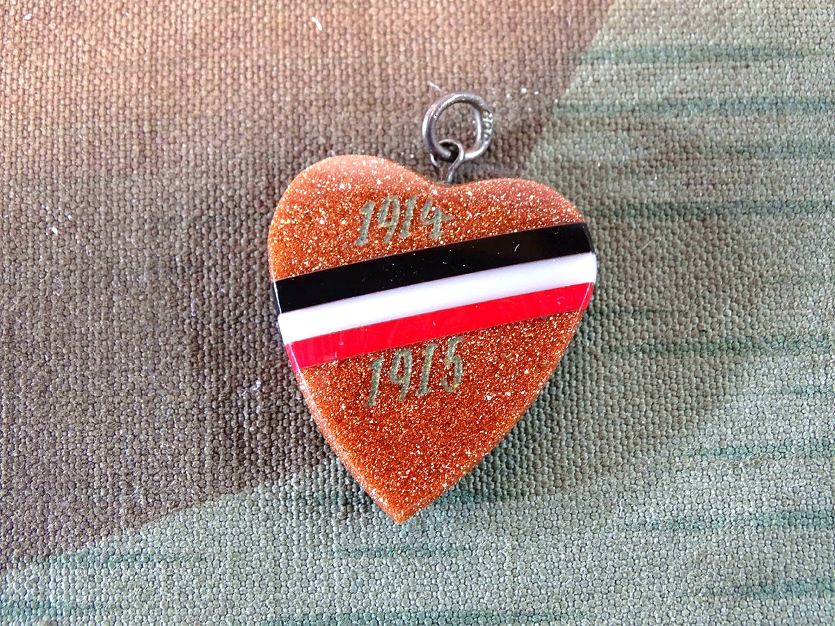 Patriotischer Kettenanhänger 1. Weltkrieg, 1914/15, Herzform in den Reichsfarben schwarz weiß rot 