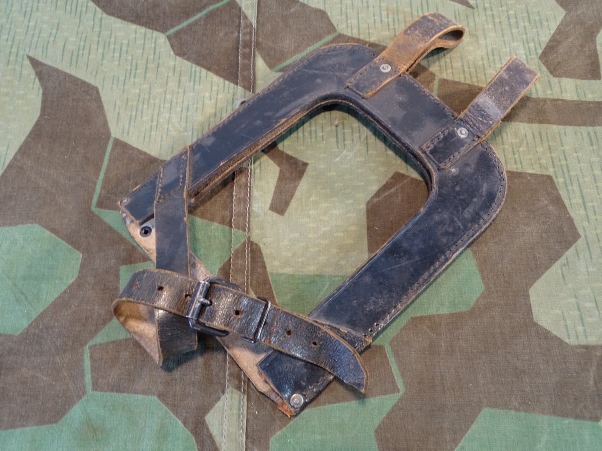 Tragetasche für Schanzspaten früher BGS, fast wie Wehrmachtsmodell. J.Martin Pankner, Lederwarenfabrik, Bamberg Tragetasche für Schanzspaten früher BGS, fast wie Wehrmachtsmodell. J.Martin Pankner, Lederwarenfabrik, Bamberg