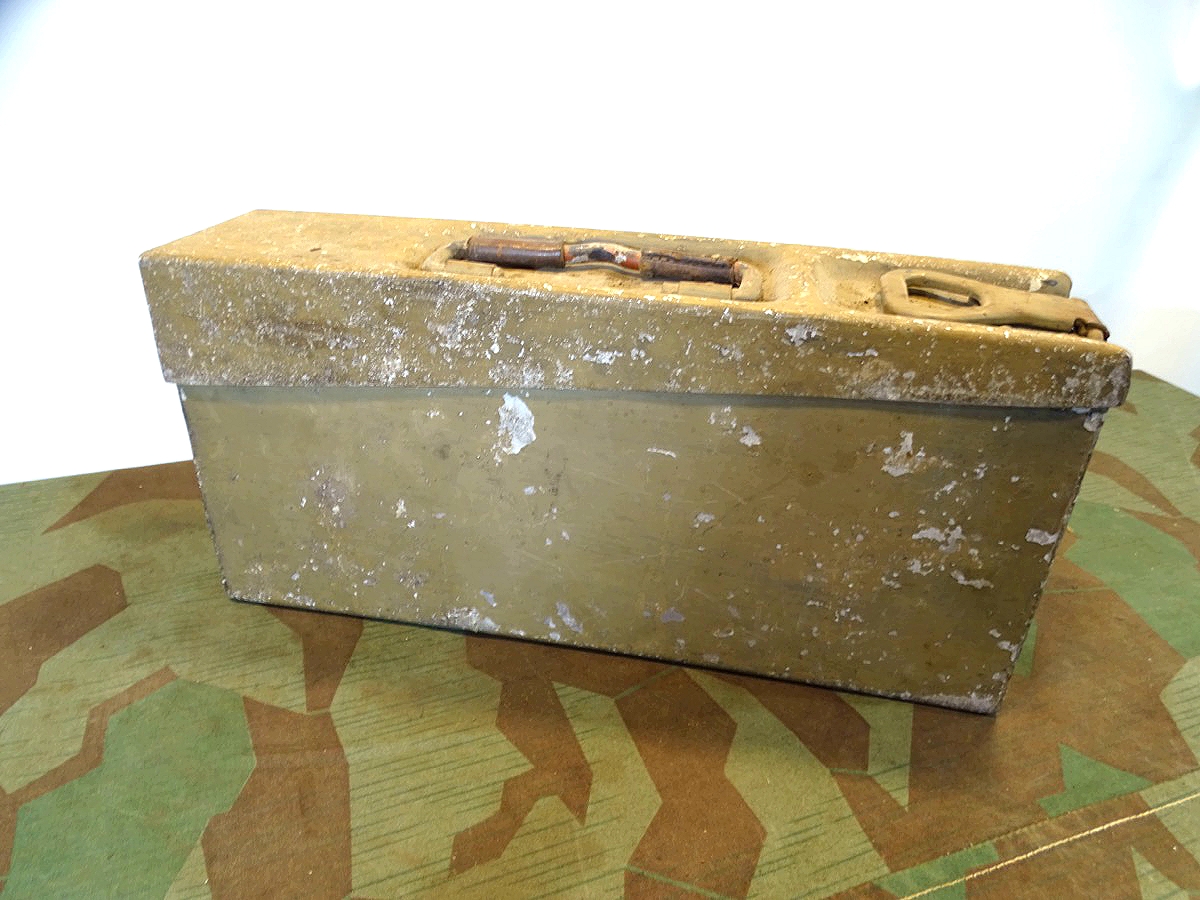 Gurtkasten 34, Aluminium, noch fast komplett Lehmgelb lackiert. 1940