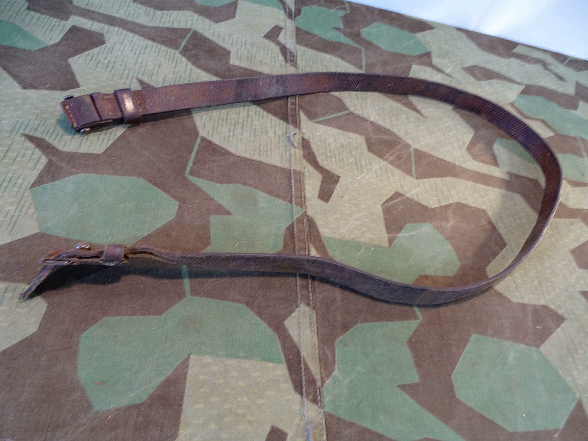 Brauner K 98 oder  StGw 44  Riemen Luftwaffe oder Kriegsmarine, gewaffeltes Leder, mit Frosch. 