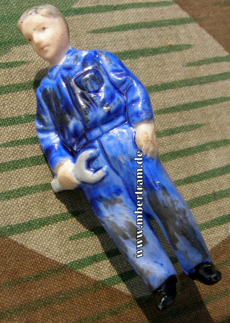 WHW, März 1939. Farbige Porzellanfigur: Mechaniker