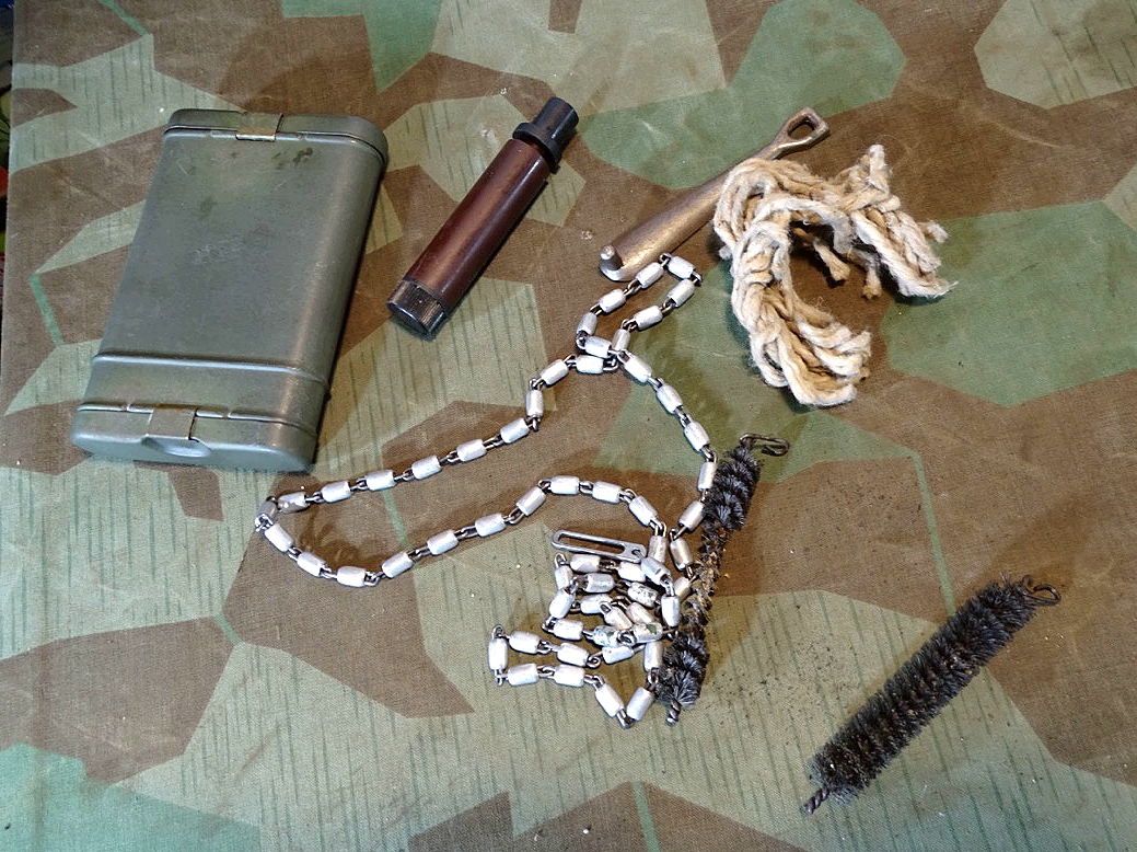 Feldgraues RG 34 Reinigungsgerät für K 98, Hersteller : G.Appel, WaA , mit Inhalt.