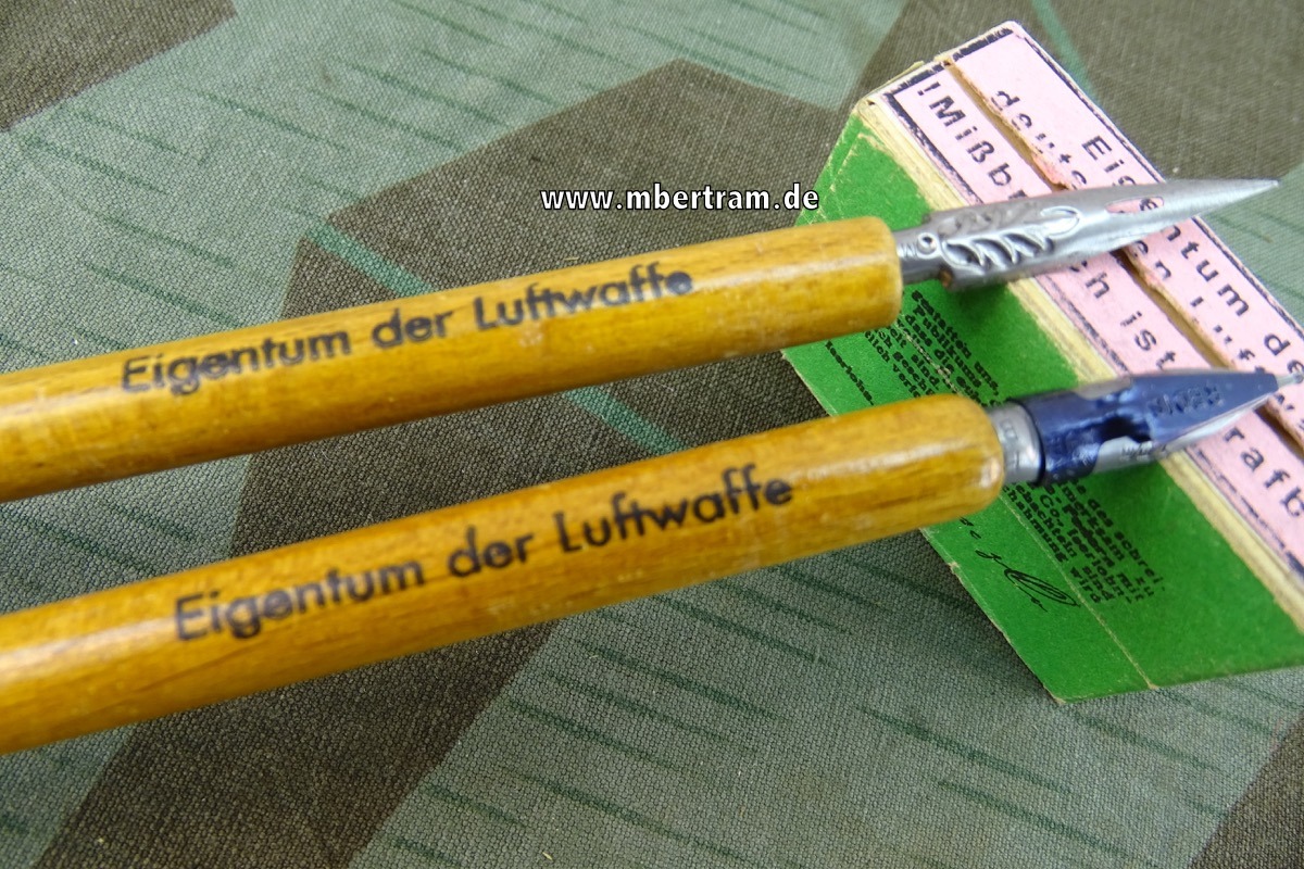 2 Schreibfederhalter mit Federnkarton, " Eigentum der Luftwaffe " ( FFS A/B Guben )