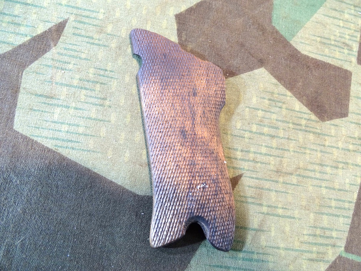 Original P 08 Griffschale. Holz, leicht gebraucht