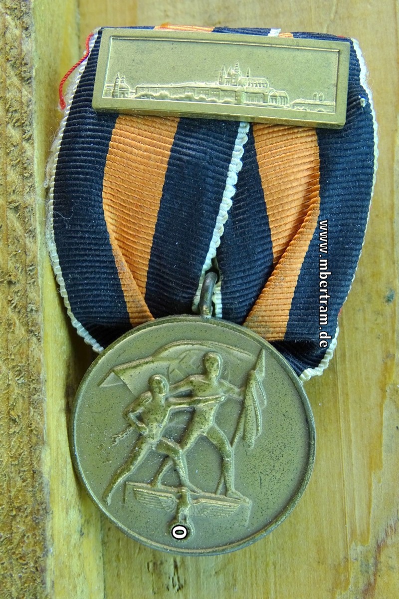 Medaille zur Erinnerung an den 1.Oktober 1938 auf Ordenssschnalle mit Prager Burg