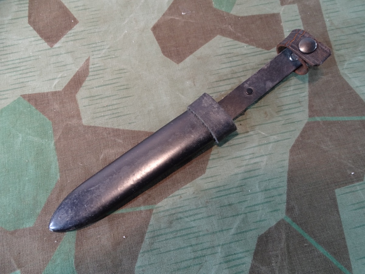 Scheide für HJ Messer / Fahrtenmesser / Kampfmesser, schwarzer Druckknopf, Nachkriegsfertigung. 