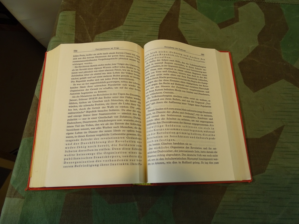 Mein Kampf - Dünndruckausgabe oder Feldpostausgabe von 1941, rotes Leinen Mein Kampf - Dünndruckausgabe oder Feldpostausgabe von 1941, rotes Leinen