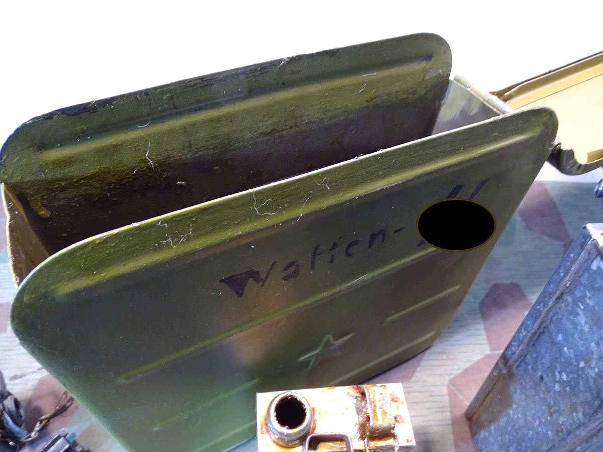 Waffenmeister Gurtkasten für das MG Maxim M 1910 mit umfangreichem Inhalt Waffenmeister Gurtkasten für das MG Maxim M 1910 mit umfangreichem Inhalt