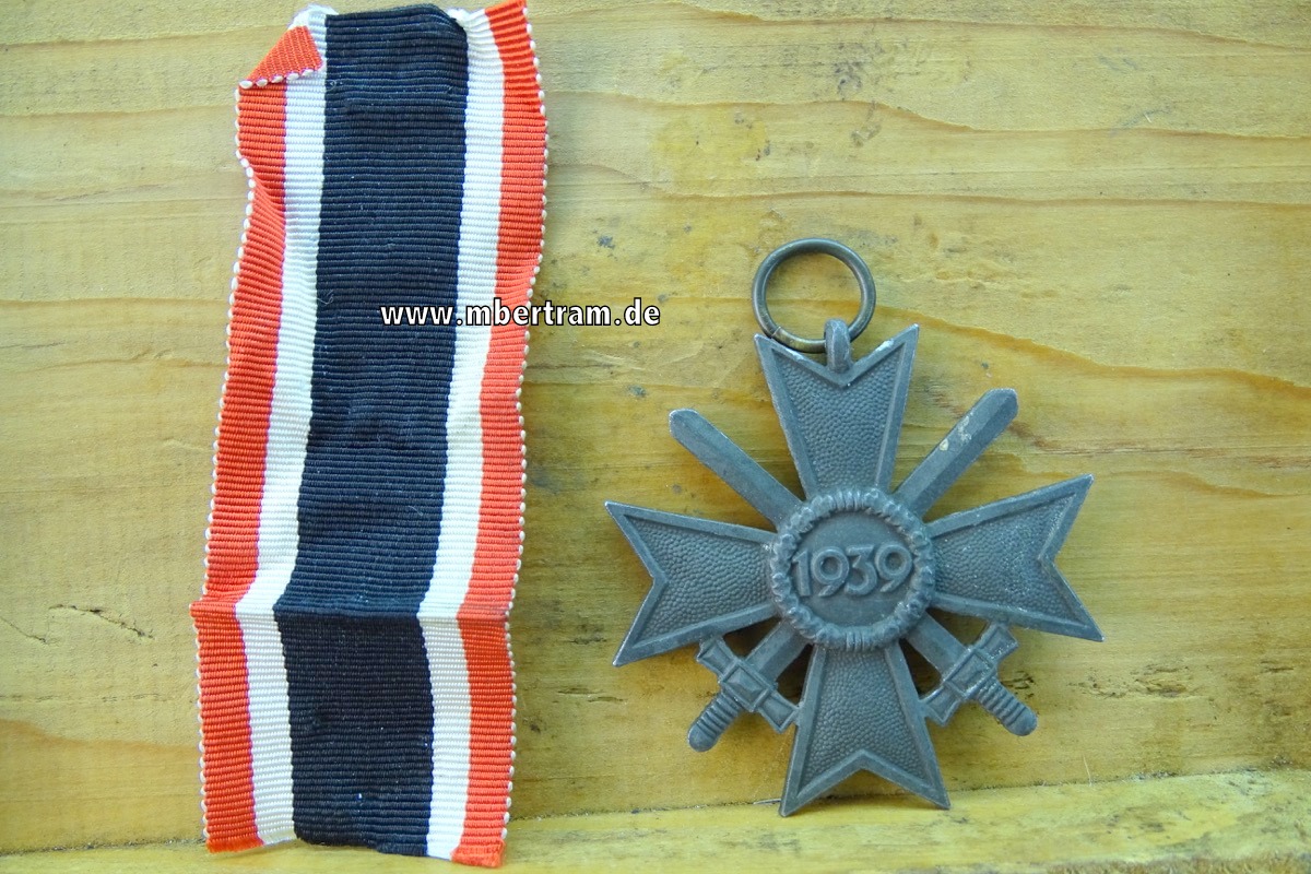 Kriegsverdienstkreuz 1939 2. Klasse mit Schwertern,  Feinzink, am Band