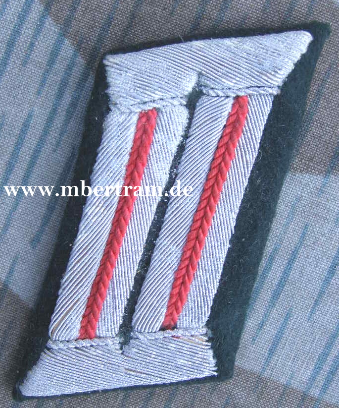 8872-1 Einzel Kragenspiegel Offizier Artillerie / Sturmgeschütze für Feldbluse Wehrmacht Heer, rote Paspel