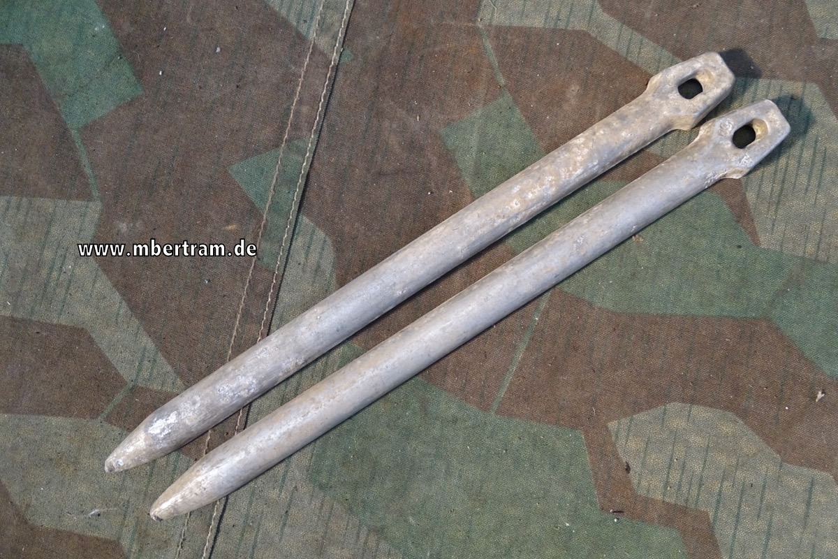 Waffen SS / Wehrmacht: 2 Zelthäringe,  Herstellermarke " Dreieck/ 38/39"