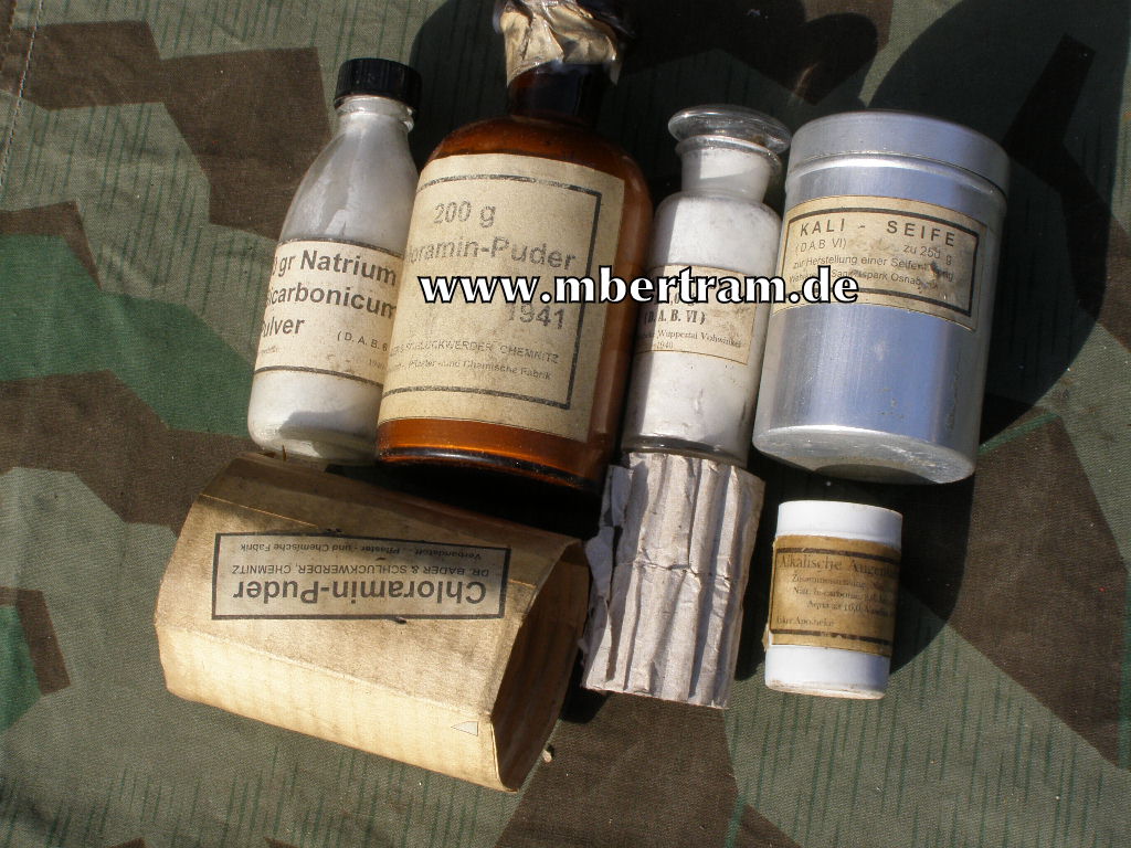 13480-9 Kleine Luftschutz Hausapotheke, Bestückung fast komplett erhalten !
