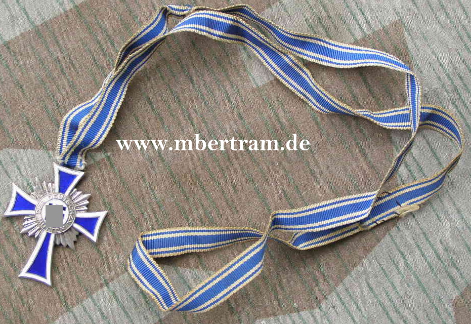 Mutterkreuz in Silber mit Band