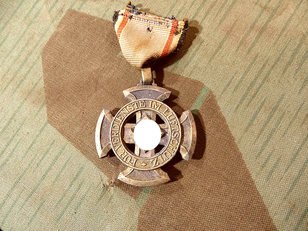 Luftschutz-Ehrenzeichen 1. Stufe in gold, Feinzink mit Bandabschnitt.