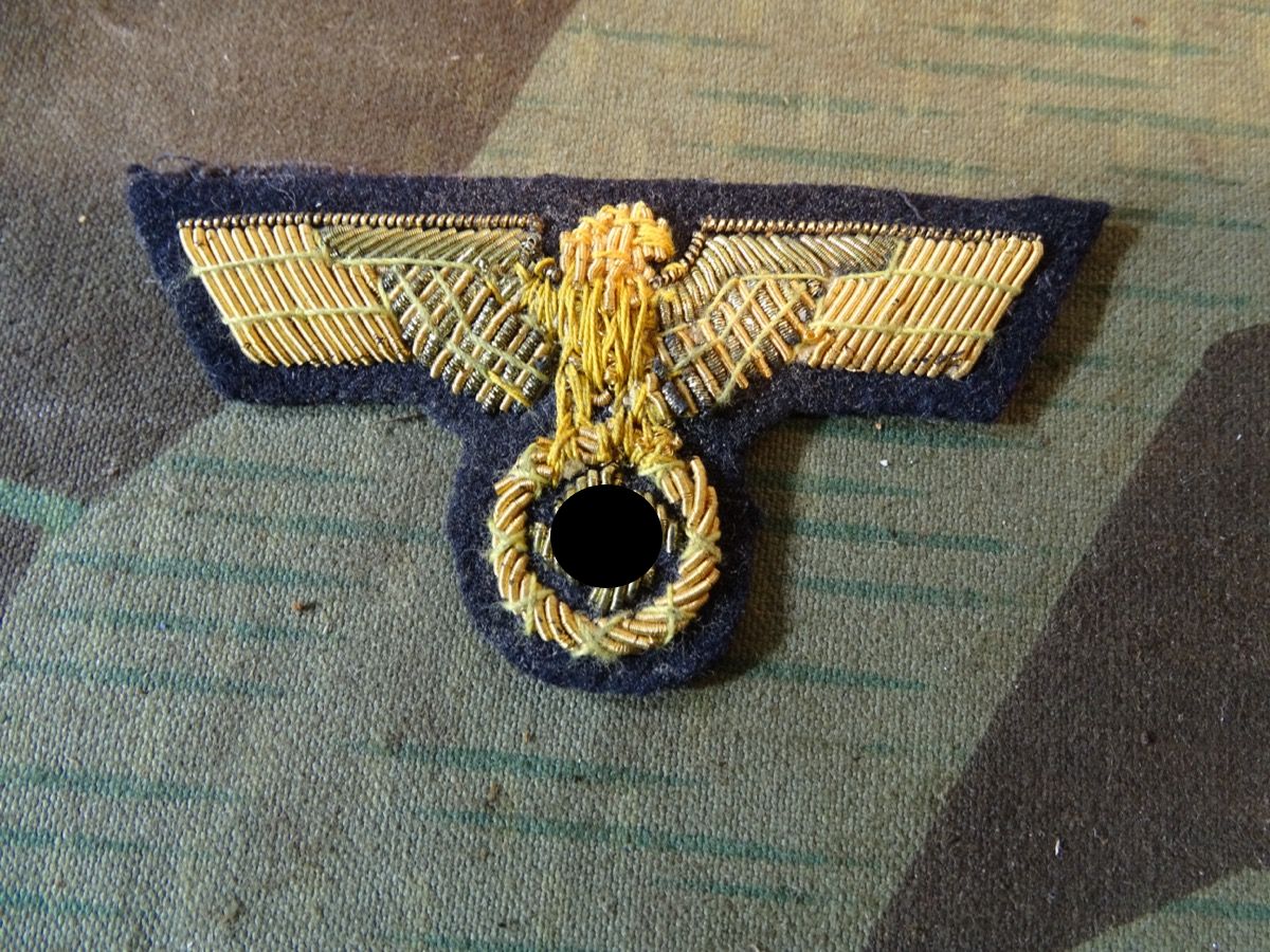 Kriegsmarine Adler für Offiziersschirmmützen und -Schiffchen, Brust nachgestickt. 