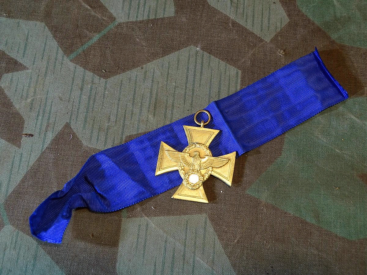 Polizei Dienstauszeichnung 1. Stufe für 25 Jahre, Buntmetall, vergoldet. Am blauen Dienstzeitband