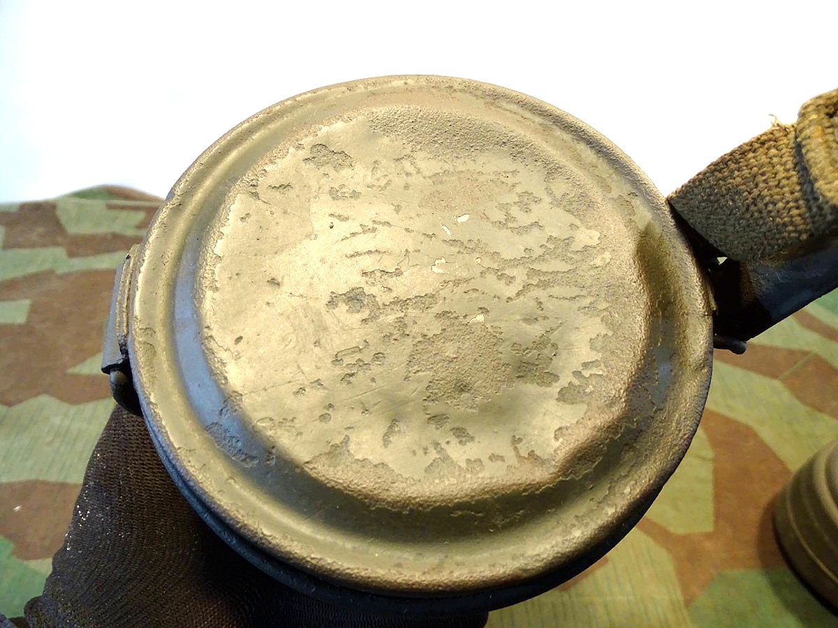 20925-26 Gasmaske mit Dose M 38 und Filter FE 41, (unbenutzt) und Losantin, alles 1944