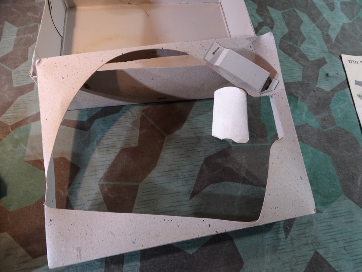 Komplette, Volksgasmaske VM 37 M mit Karton, Filter, Anleitung Komplette, Volksgasmaske VM 37 M mit Karton, Filter, Anleitung