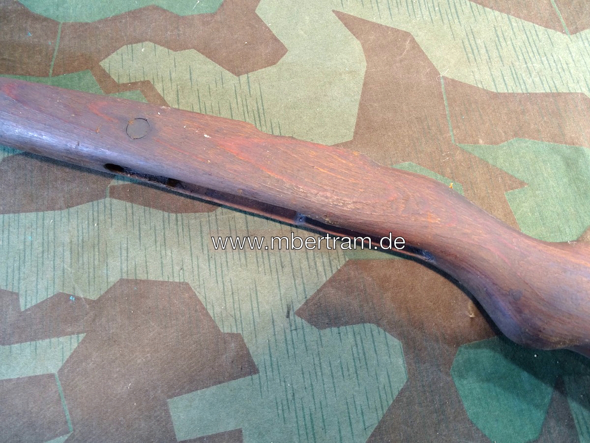 20877-3 Späte K 98 Schäftung, Wehrmacht, Kriegsfertigung Schichtholz mit Beschlägen u.Oberholz