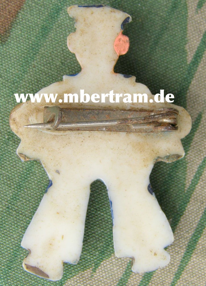 WHW Kunststoffabzeichen, "Matrose mit Zieharmonika"