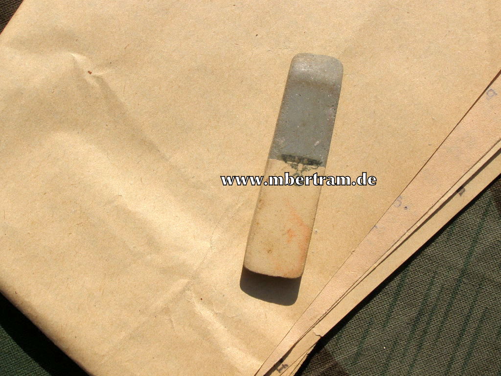 13608-8 Wehrmacht: schwarze, genoppte Kartentasche mit Inhalt