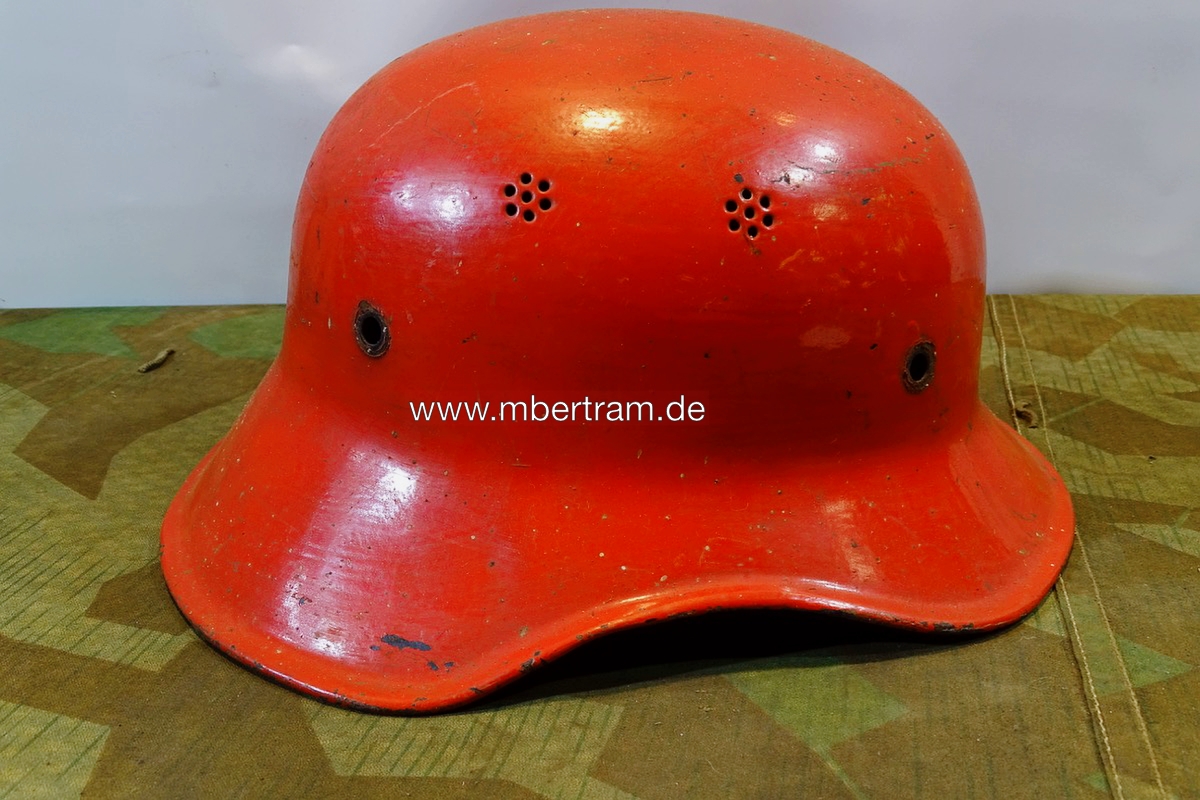 Einteiliger Luftschutz Helm, Gladiator  Form, rot überstrichen