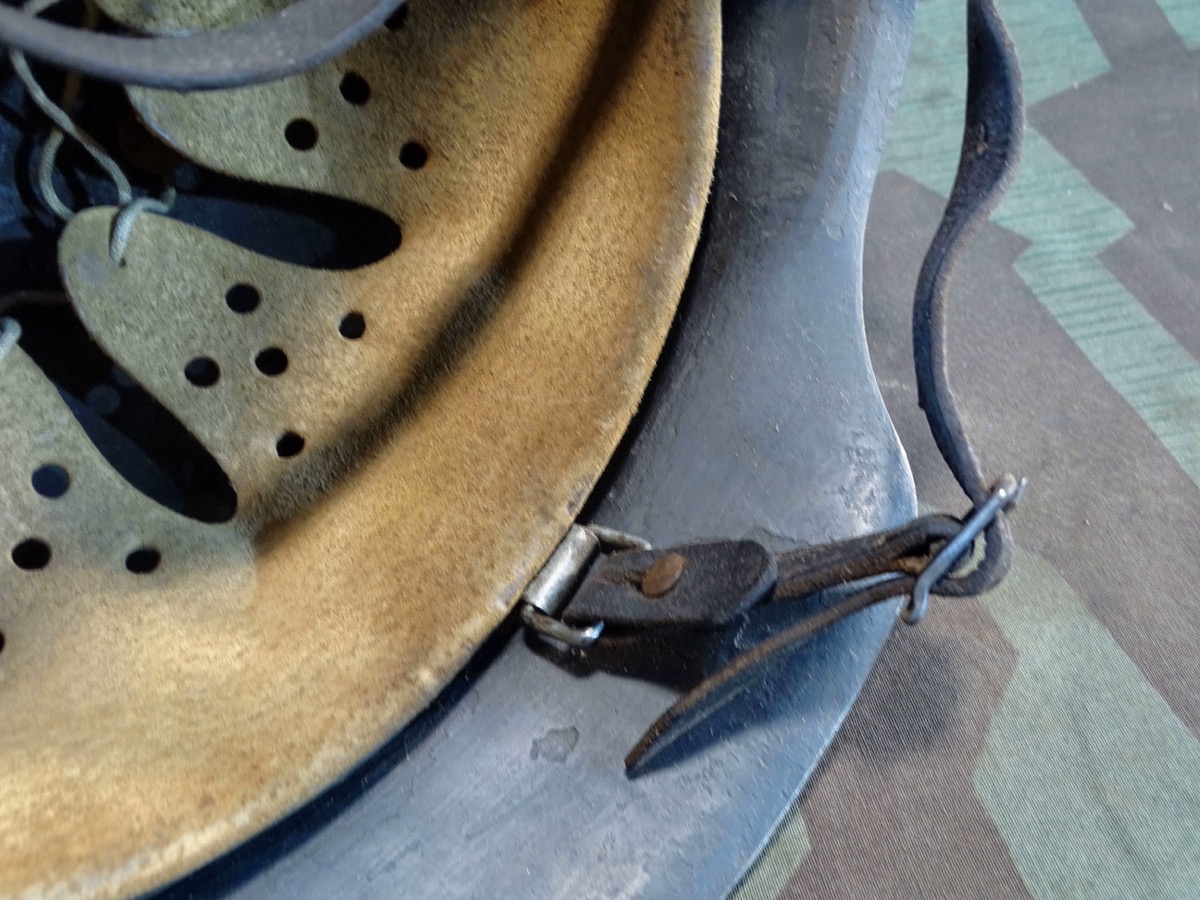 Stahlhelm M 42, Luftwaffe, blaugrau, mit original Innenleben und Riemen. Stahlhelm M 42, Luftwaffe, blaugrau, mit original Innenleben und Riemen.