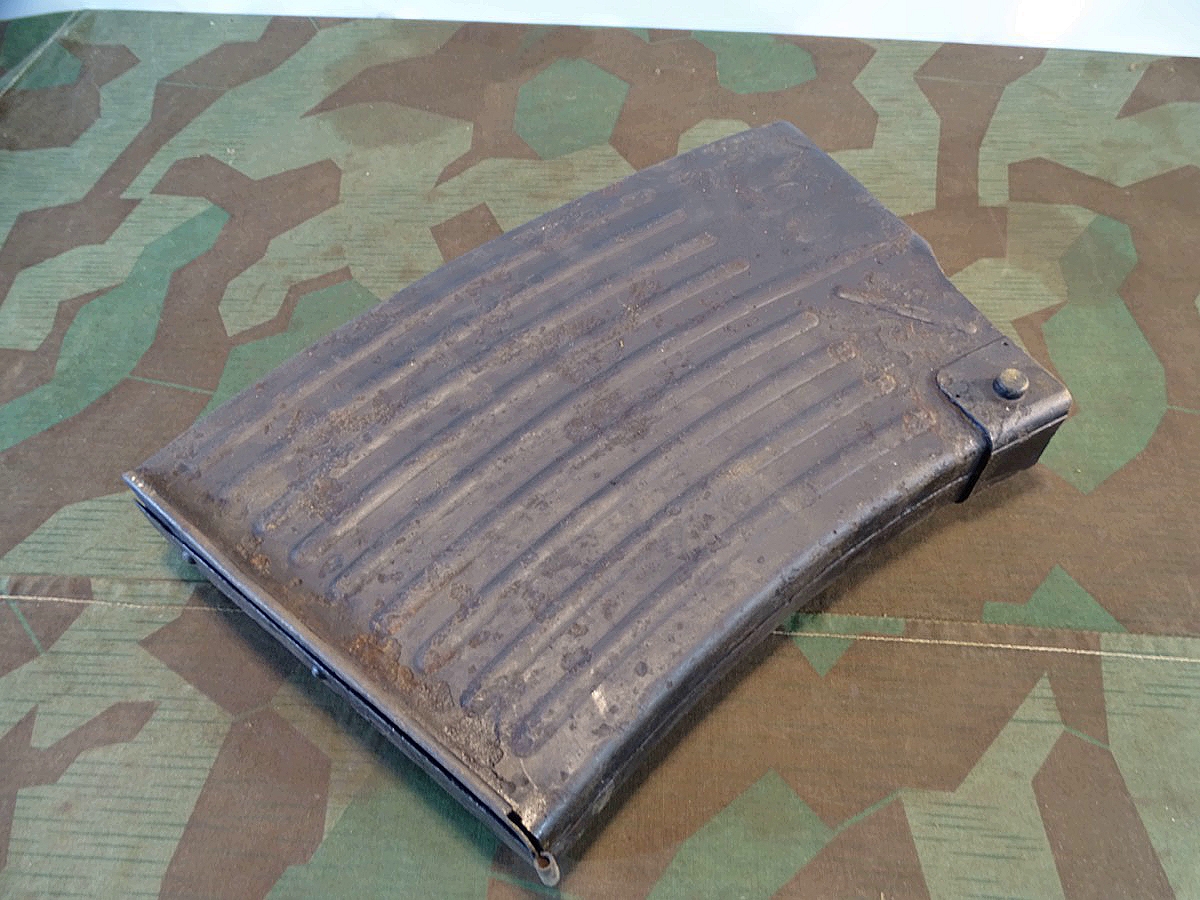 2 cm Flak 38 Magazin von 1944, wohl Wasserfund, gereinigt, schwarz lackiert, Ohne Feder 