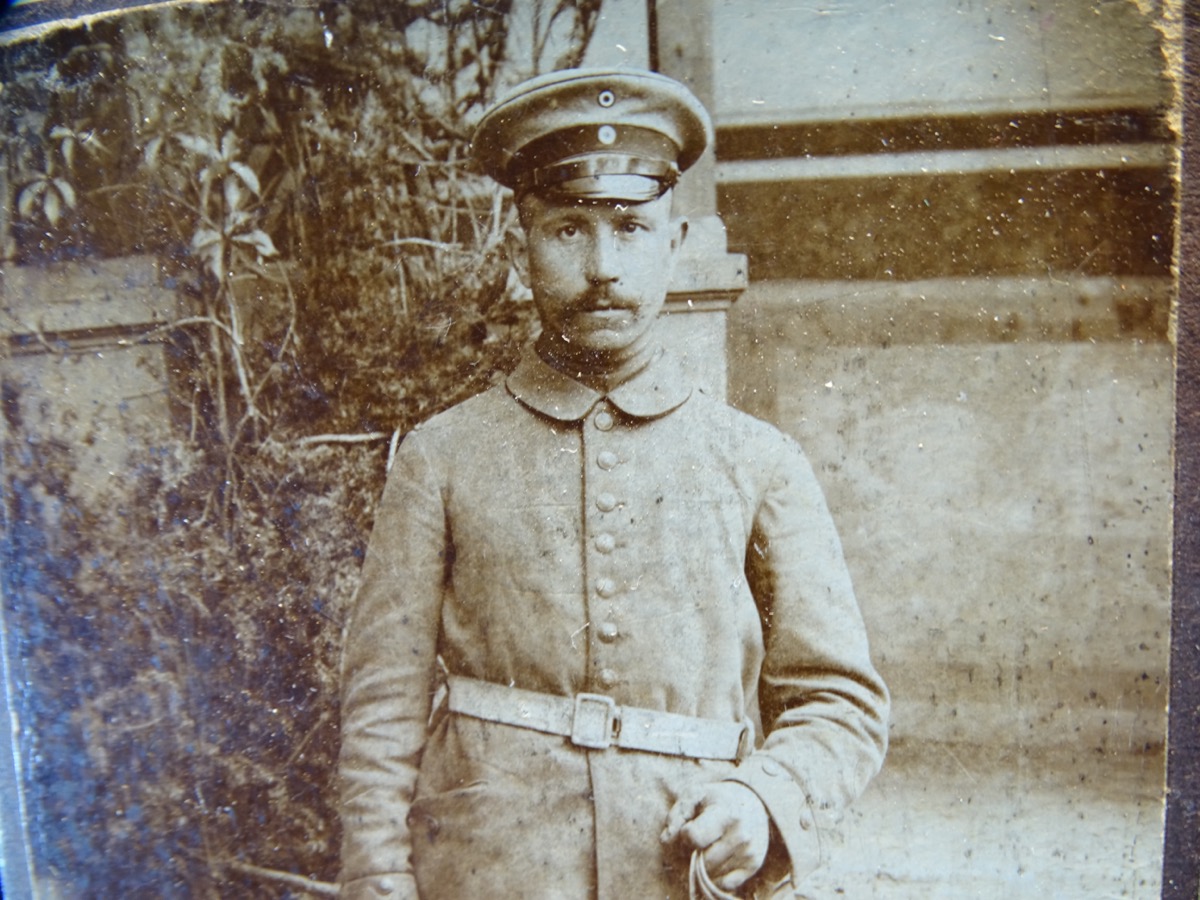 Kabinettfoto feldgrauer Kürassier 1. Weltkrieg mit Kürassiersdegen, weißem Kavallerie Koppel